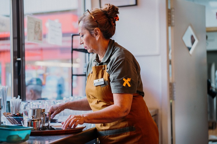 Camarera preparando café